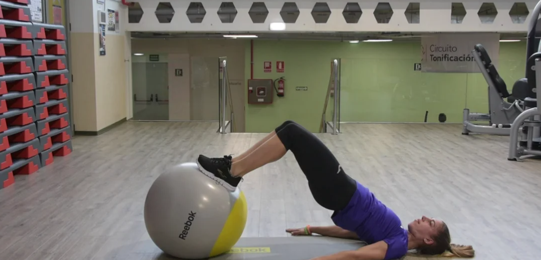 Puente de gluteo bilateral fitball