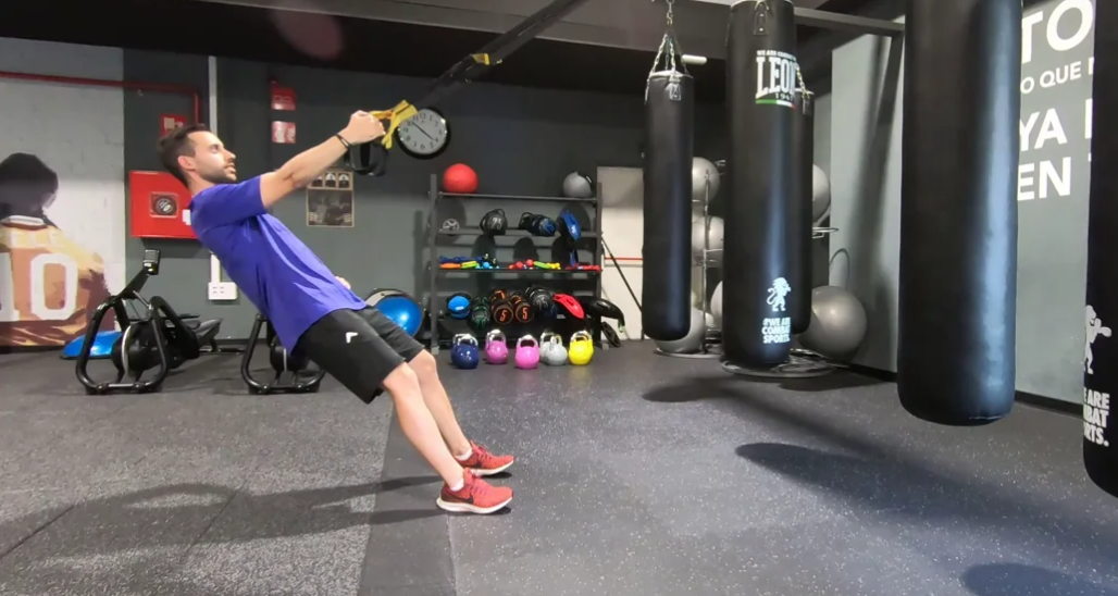 Remo invertido unilateral en TRX